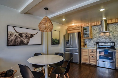 2BR Epic Mountain View - Pet Friendly