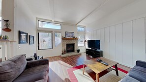 Condo, 2 Bedrooms | Ruang tamu | TV 