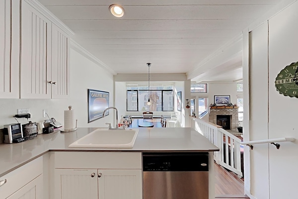 Condo, 2 Bedrooms | Private kitchen | Fridge, microwave, oven, coffee/tea maker