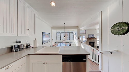 Spacious 2 Bedroom Home with Pool, 3 Hot Tubs, Sauna! by RedAwning