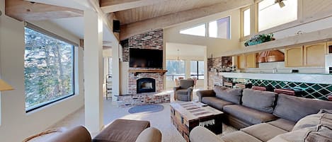 Condo, 3 Bedrooms | Living area