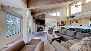 Condo, 3 Bedrooms | Living area