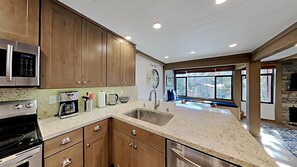 Condo, 2 Bedrooms | Dapur peribadi | Peti sejuk, ketuhar, pembancuh kopi/teh, pembakar roti