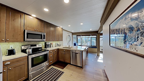 Condo, 2 habitaciones | Cocina privada | Refrigerador, horno, cafetera y tetera y tostadora