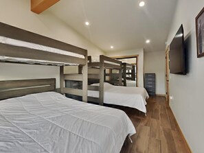 公寓式客房, 3 间卧室 | 3 多间卧室、笔记本电脑工作区、免费 WiFi、床单