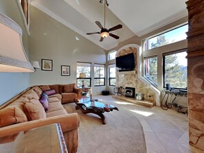 公寓式客房, 4 间卧室 | 起居区