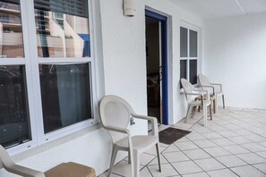Appart'hôtel, 2 chambres | Terrasse/Patio