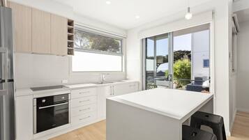 Fridge, oven, stovetop, dishwasher