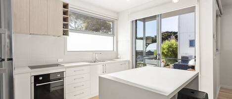 Fridge, oven, stovetop, dishwasher