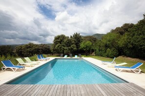 Outdoor pool - Beautiful country house with swimming pool facing the Colorado Provençal (Rustrel)