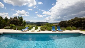 A swimming pool with clear blue water, surrounded by lounge chairs and greenery. - Beautiful country house [29+ guests], with swimming pool, facing the Colorado (Rustrel)