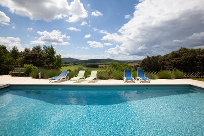Beautiful country house with swimming pool facing the Colorado Provençal