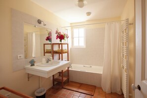 Combined shower/bathtub, hair dryer, bidet, towels