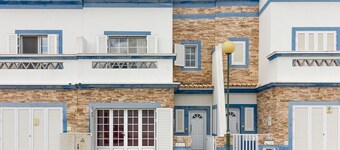 Villa with WIFI, shared pool 200m from the beach by AlgarveManta (1V4)