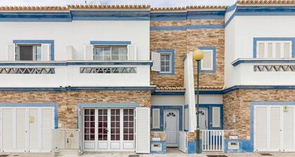 Villa with WIFI, shared pool 200m from the beach by AlgarveManta (1V4)