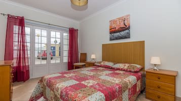 5 bedrooms, free WiFi, bed sheets