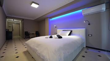 Minibar, caja de seguridad en la habitación y escritorio