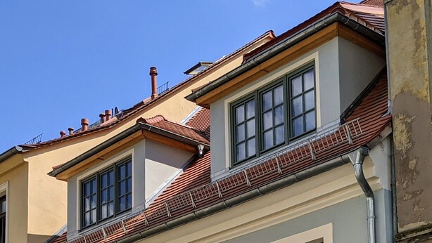 A two-story building with multiple windows and a red-tiled roof. - Vacations in the historic city center of Zittau - IO19 / 1L (Zittau)