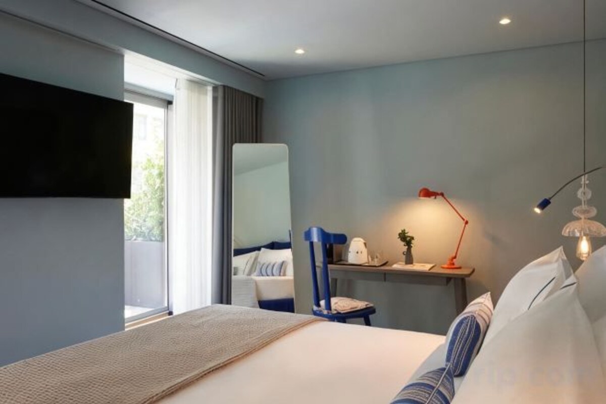 Chill Room with Balcony Shower