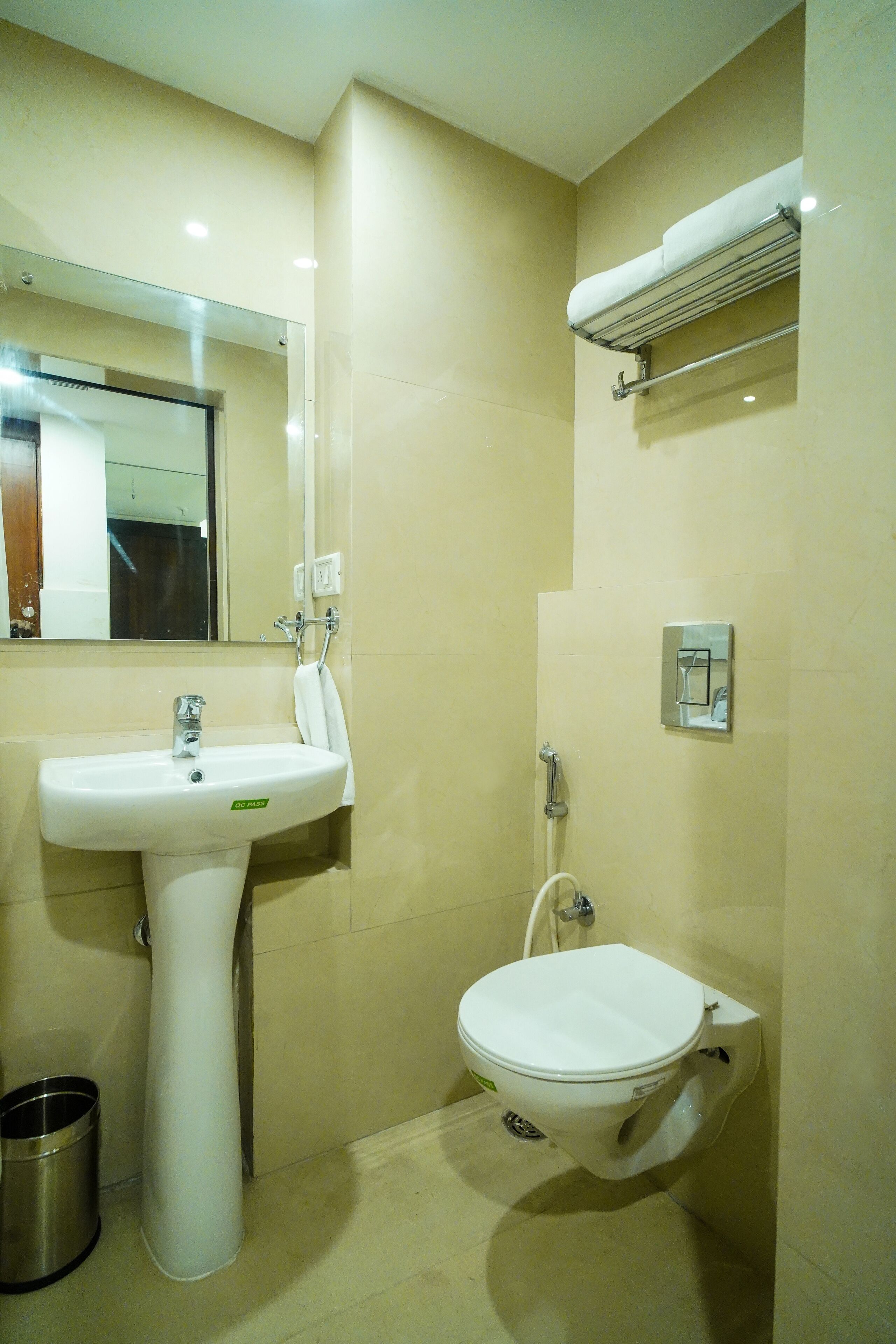 executive double room | bathroom | shower, rainfall showerhead, free toiletries, towels