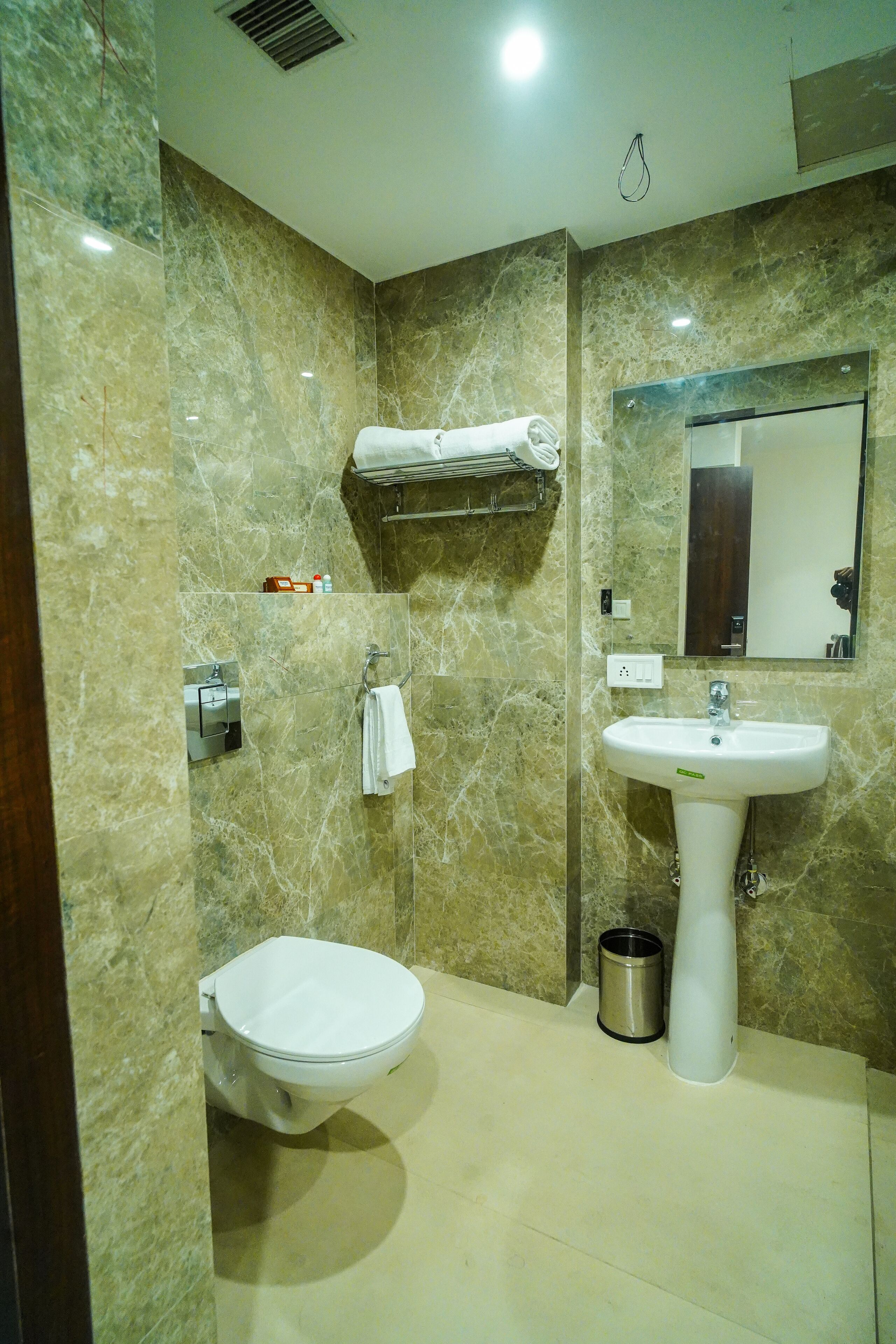 deluxe double room | bathroom | shower, rainfall showerhead, free toiletries, towels