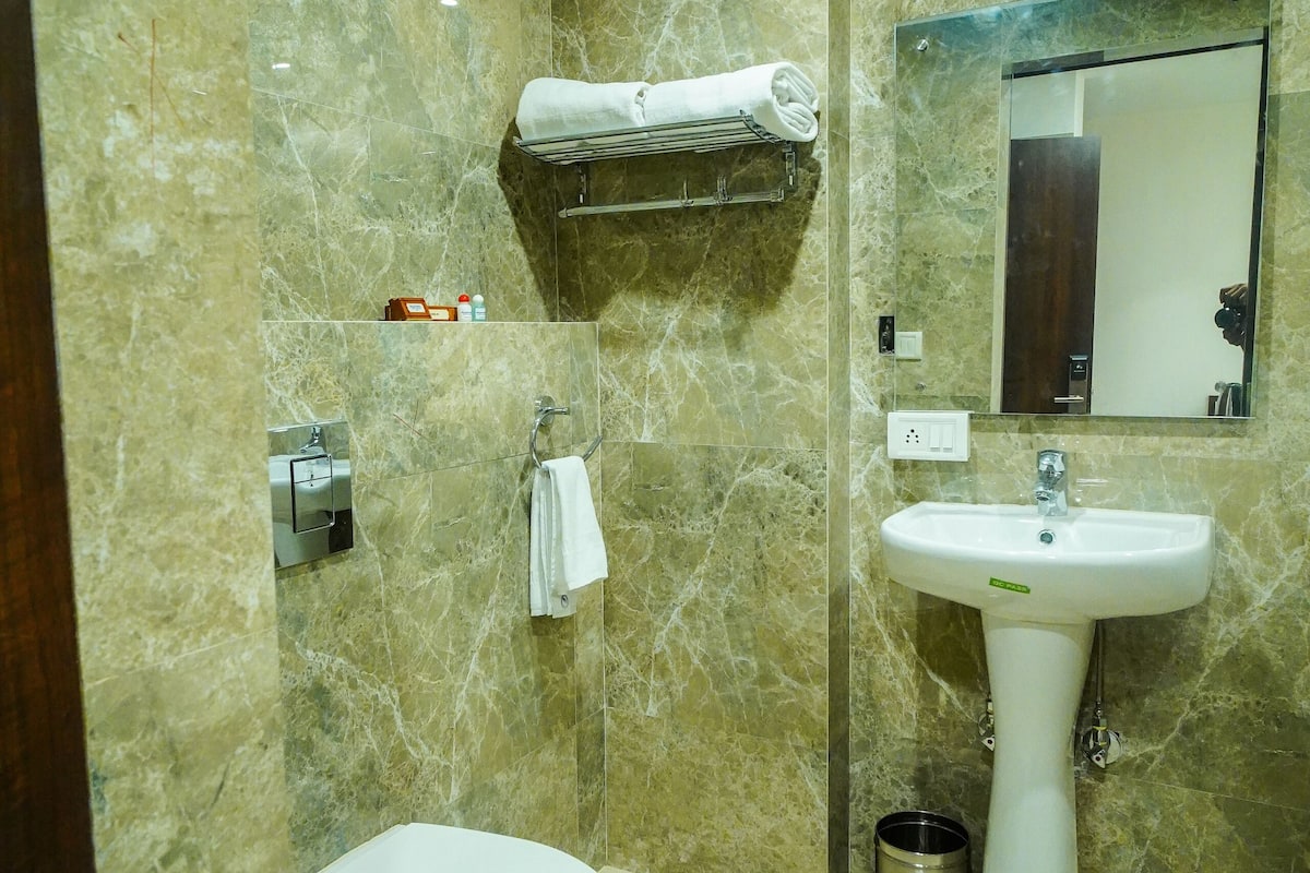 deluxe double room | bathroom | shower, rainfall showerhead, free toiletries, towels