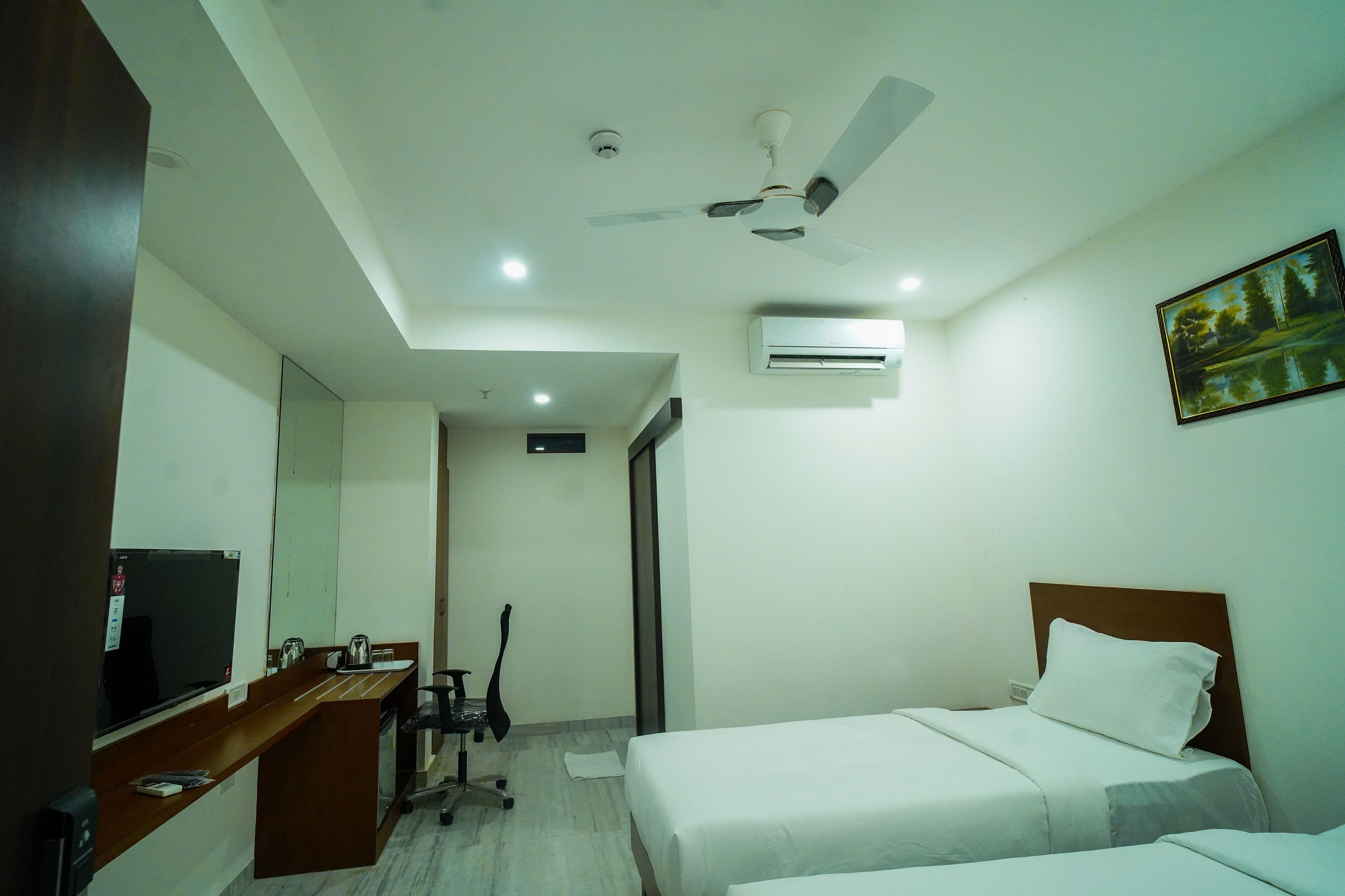 standard double or twin room | 1 bedroom, minibar, in-room safe, individually furnished