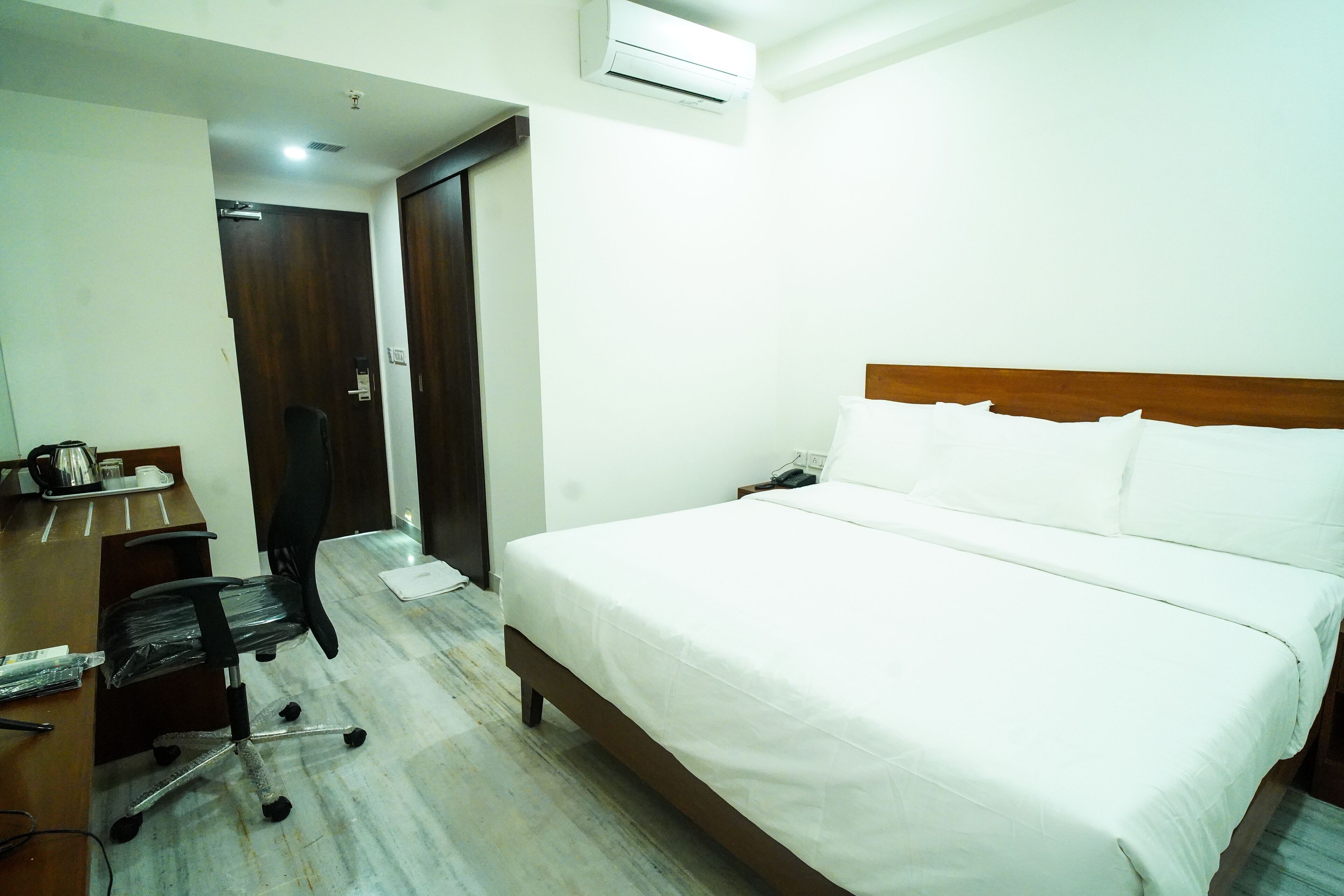 executive double room | 1 bedroom, minibar, in-room safe, individually furnished