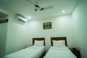 Standard Double or Twin Room | Bathroom | Shower, rainfall showerhead, free toiletries, towels
