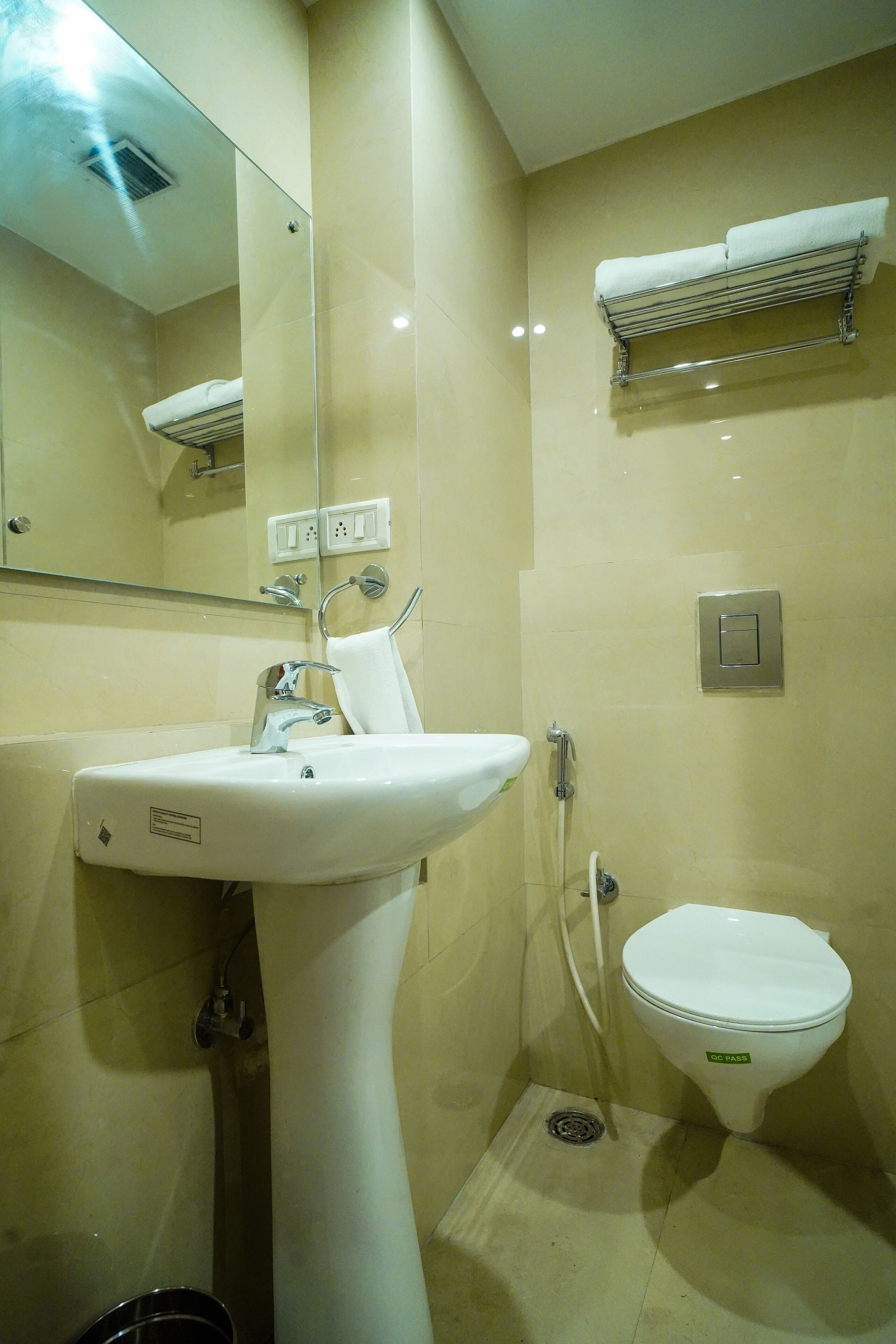 standard double or twin room | bathroom | shower, rainfall showerhead, free toiletries, towels