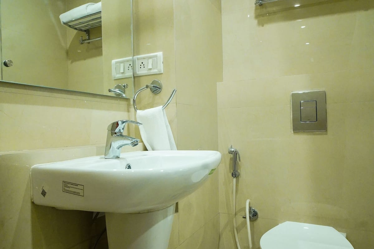 standard double or twin room | bathroom | shower, rainfall showerhead, free toiletries, towels