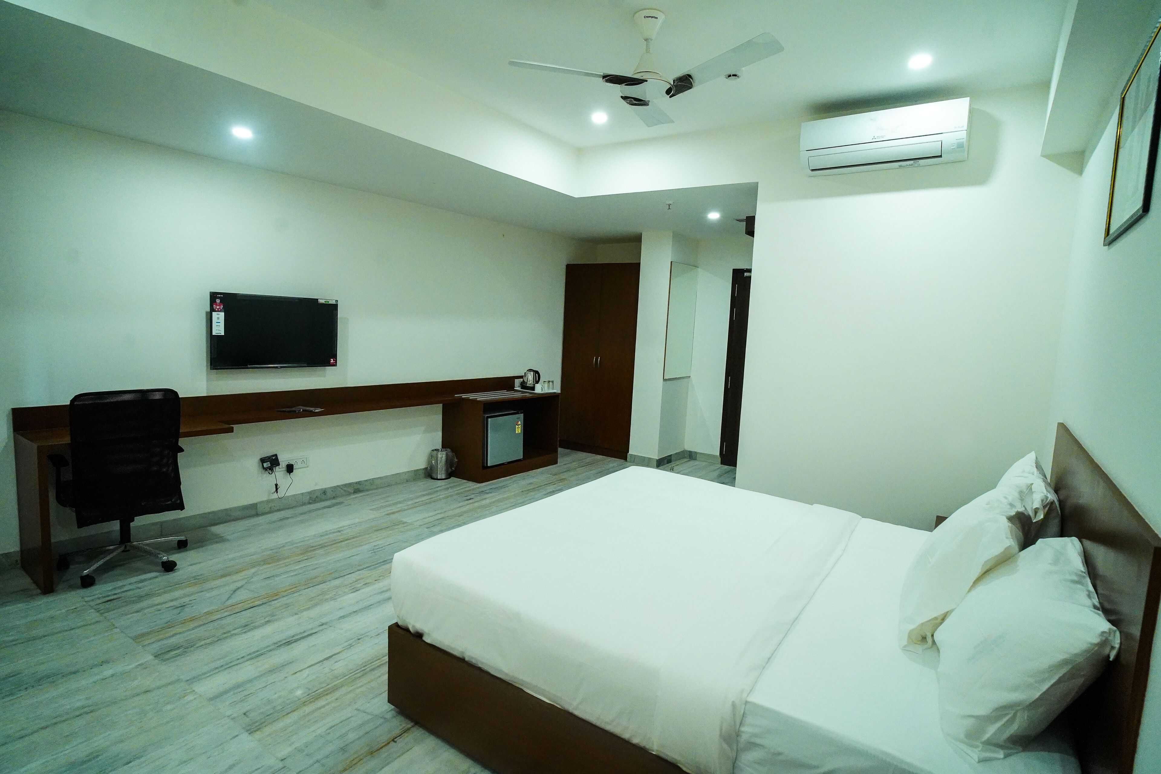 executive double room | 1 bedroom, minibar, in-room safe, individually furnished