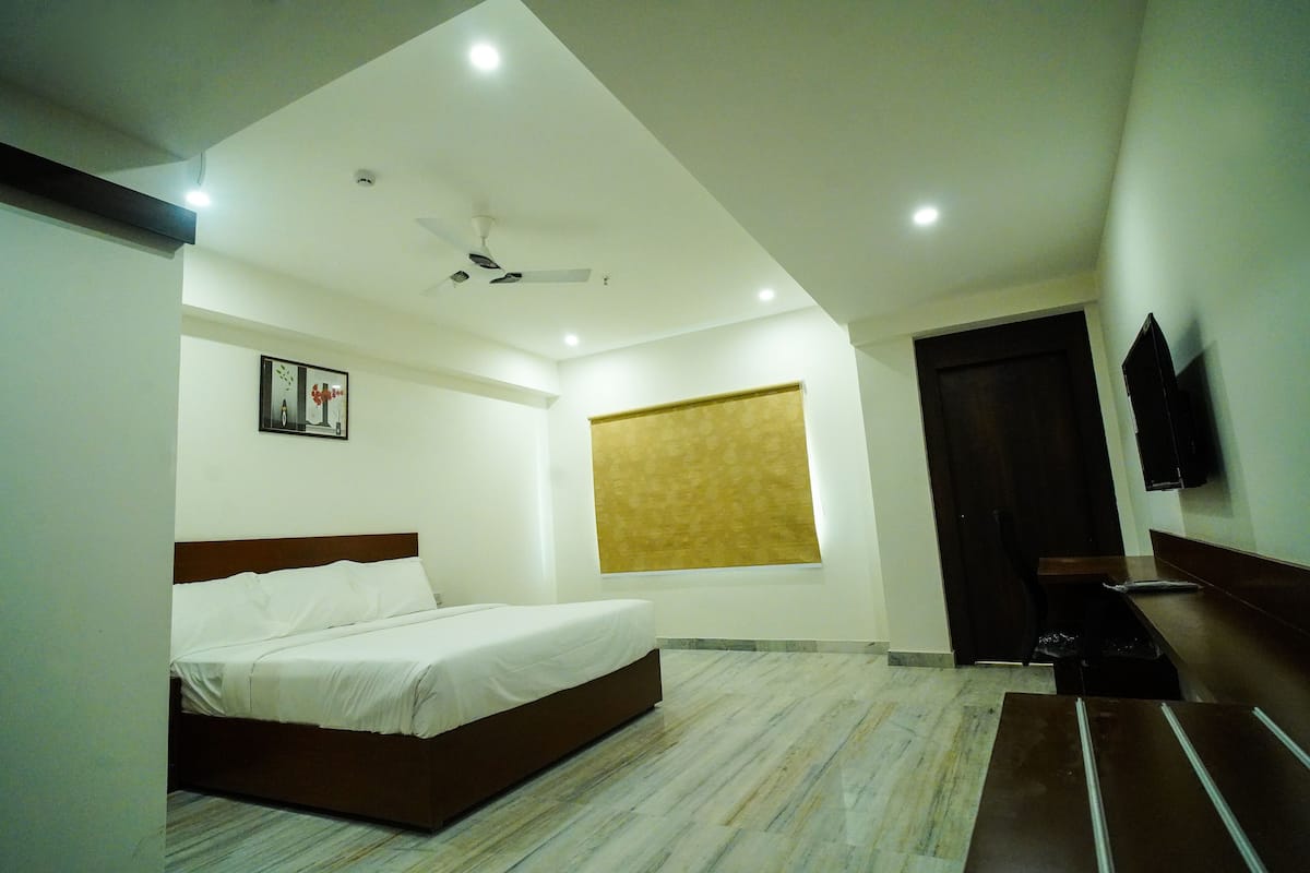 deluxe double room | 1 bedroom, minibar, in-room safe, individually furnished