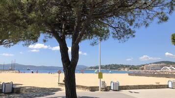 Plage à proximité, chaises longues