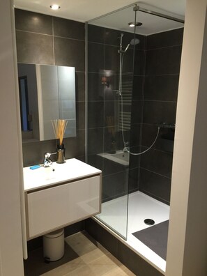 Douche, sèche-cheveux, serviettes fournies