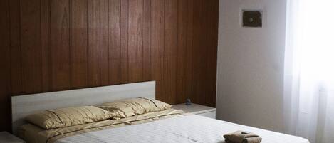 3 多间卧室、客房内保险箱、办公桌、熨斗/熨衣板