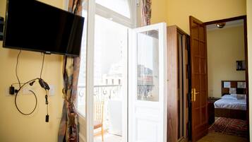 2 多间卧室、免费 WiFi、床单