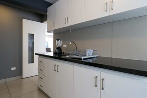 Kjøleskap, mikrobølgeovn, ovn og kokeplater