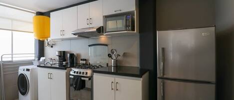 ثلاجة، ميكروويف، فرن، موقد طهي مسطح