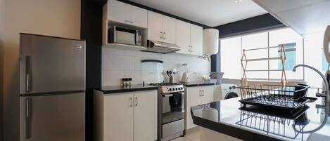 Køleskab, mikrobølgeovn, ovn, kogeplade