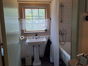 Bañera con ducha, artículos de tocador ecológicos, toallas