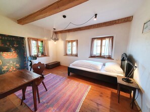 Premium bedding, individually decorated, individually furnished, desk - Gut Sonnenhausen (Glonn)