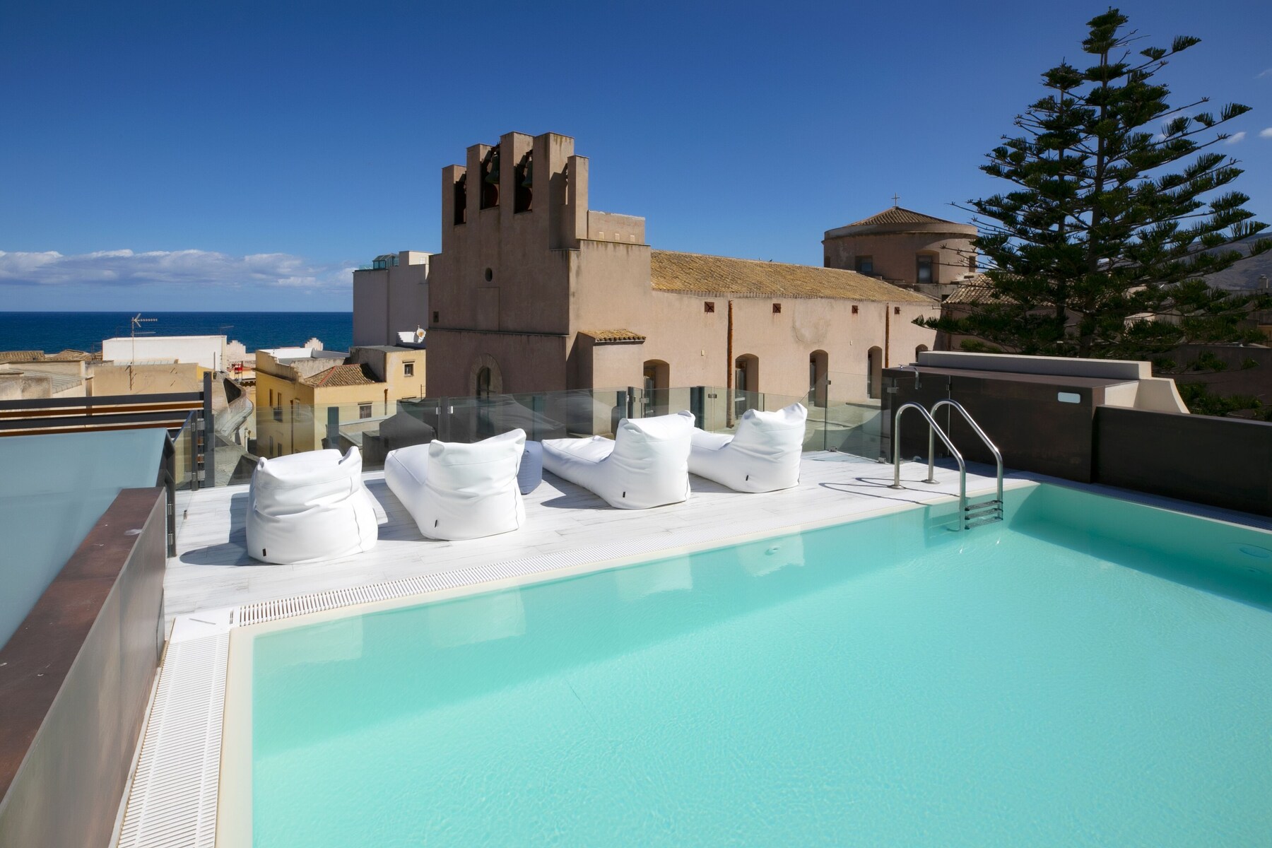Outdoor pool, pool loungers