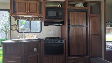 Geladeira, micro-ondas, fogão, cooktop