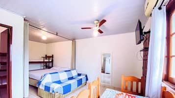 Apartamento conforto, 2 quartos, cozinha, vista para o jardim | Sala de estar | TV 28 polegadas com canais via satélite, console de videogame