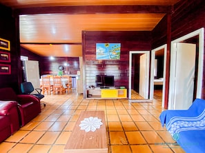 Familienchalet, 2 Schlafzimmer, barrierefrei, Gartenblick | Wohnzimmer | 28-Zoll-Fernseher mit Satellitenempfang, Videospielkonsole