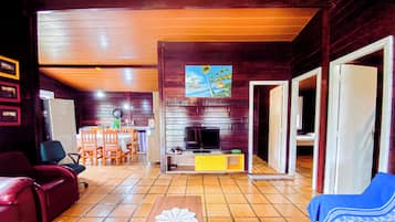 Familienchalet, 2 Schlafzimmer, barrierefrei, Gartenblick | Wohnzimmer | 28-Zoll-Fernseher mit Satellitenempfang, Videospielkonsole