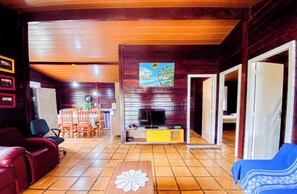 Chalé família, 2 quartos, acessível, vista para o jardim | Sala de estar | TV 28 polegadas com canais via satélite, console de videogame