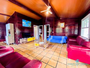 Familienchalet, 2 Schlafzimmer, barrierefrei, Gartenblick | Wohnzimmer | 28-Zoll-Fernseher mit Satellitenempfang, Videospielkonsole