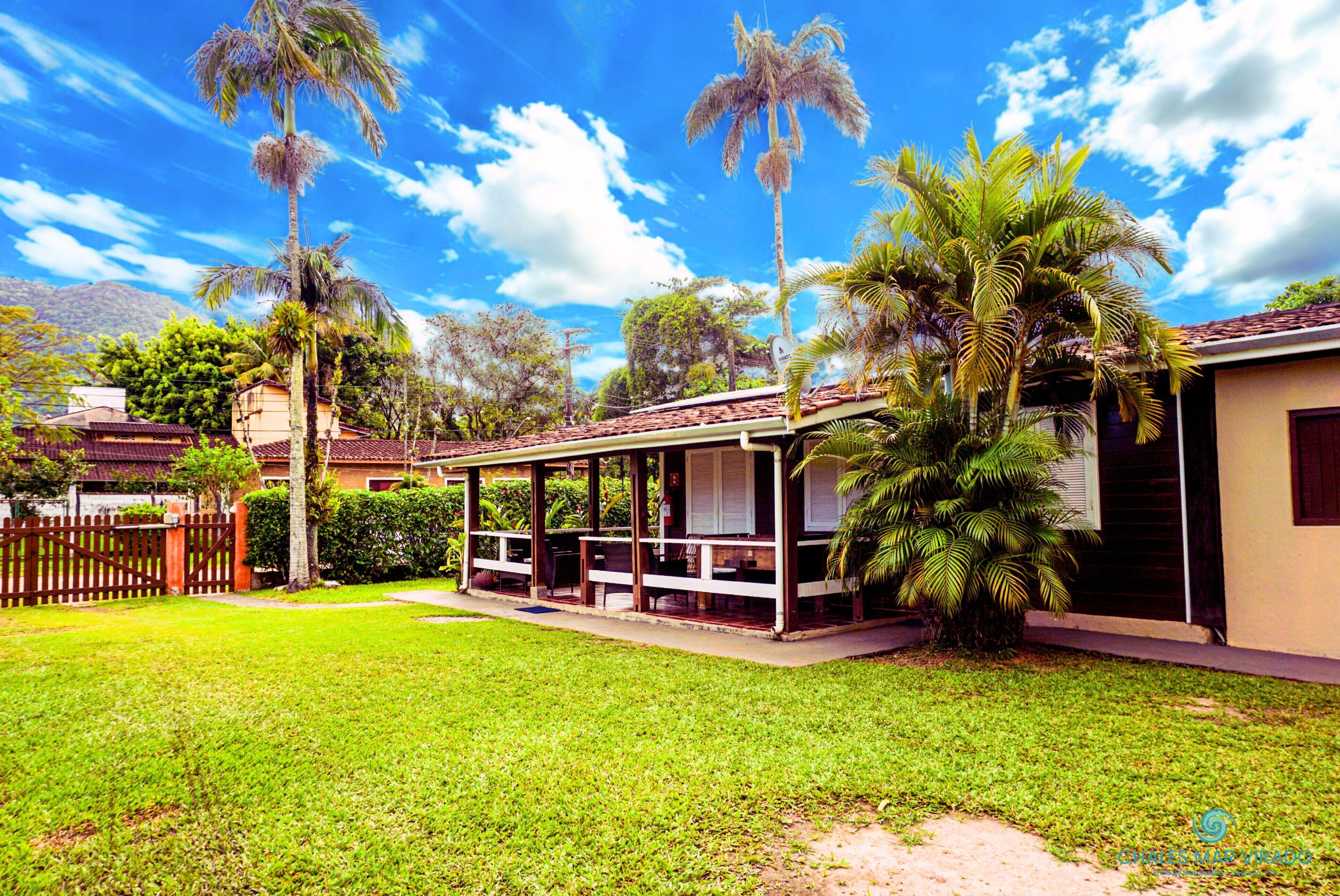 Chalé família, 2 quartos, acessível, vista para o jardim | Área de estar | TV 28 polegadas com canais via satélite, console de videogame